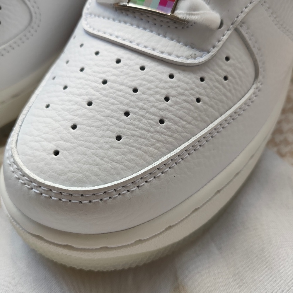 Nike White Low-Top Sneakers with Pink Heel Detail - Picture 2 of 6